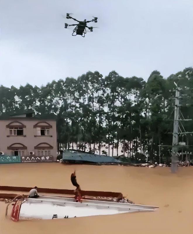 C罗2万人前亲吻沙特国徽!高举沙特围巾 名记:他愿意重返葡萄牙队