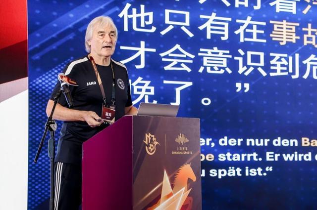 球迷围堵蓉城大巴讨说法,李璇:不应高估球队实力,不必说国补冠军