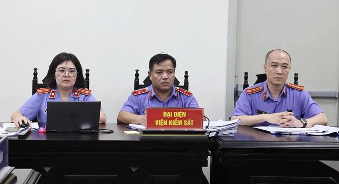 维拉44年首冠后中场仅剩4人,PSG开赛前48小时才集结