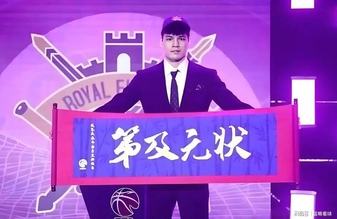 字母哥记录了自己在热火的第一天,他会在训练营前一周到达迈阿密