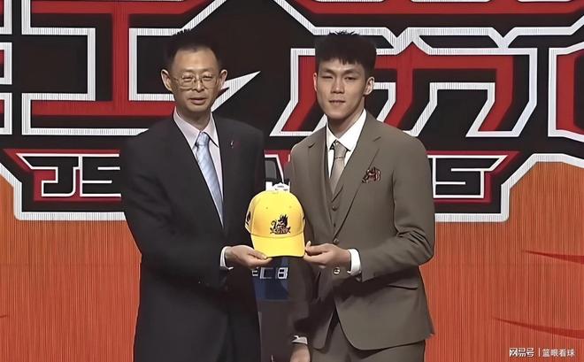 字母哥记录了自己在热火的第一天,他会在训练营前一周到达迈阿密