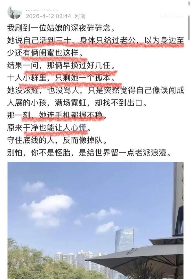 C罗2万人前亲吻沙特国徽!高举沙特围巾 名记:他愿意重返葡萄牙队