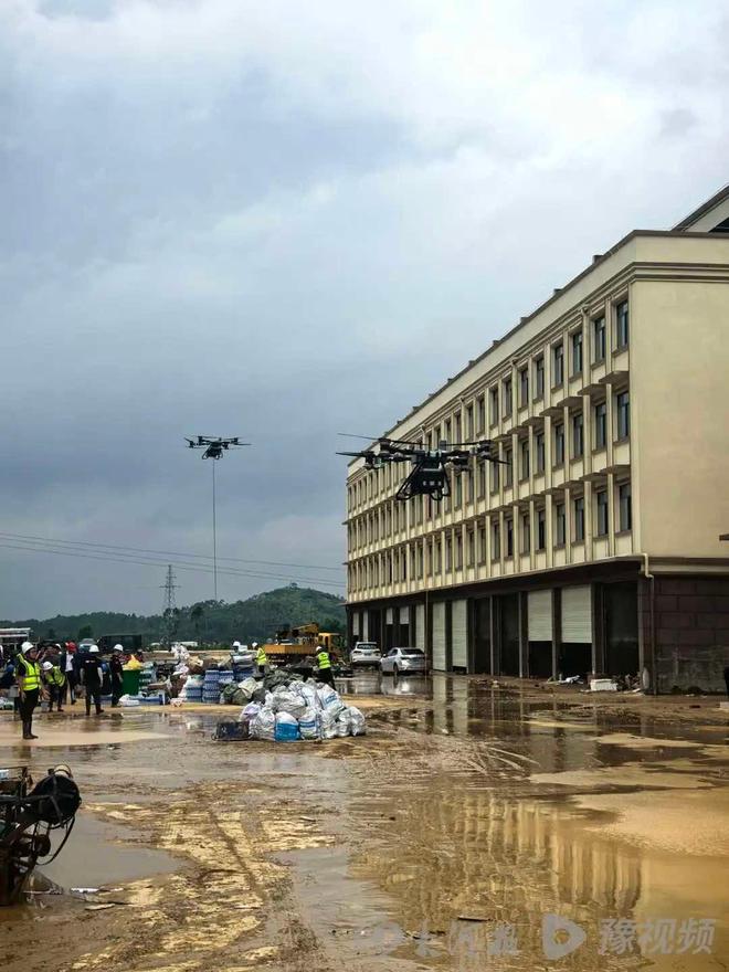C罗2万人前亲吻沙特国徽!高举沙特围巾 名记:他愿意重返葡萄牙队